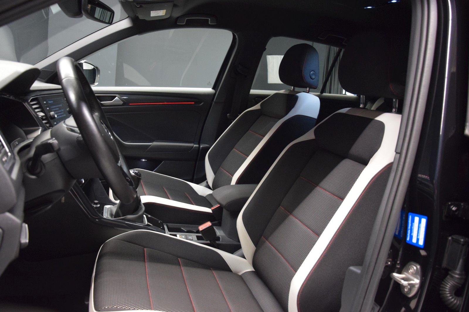 Fahrzeugabbildung Volkswagen T-Roc Sport NAVI LED