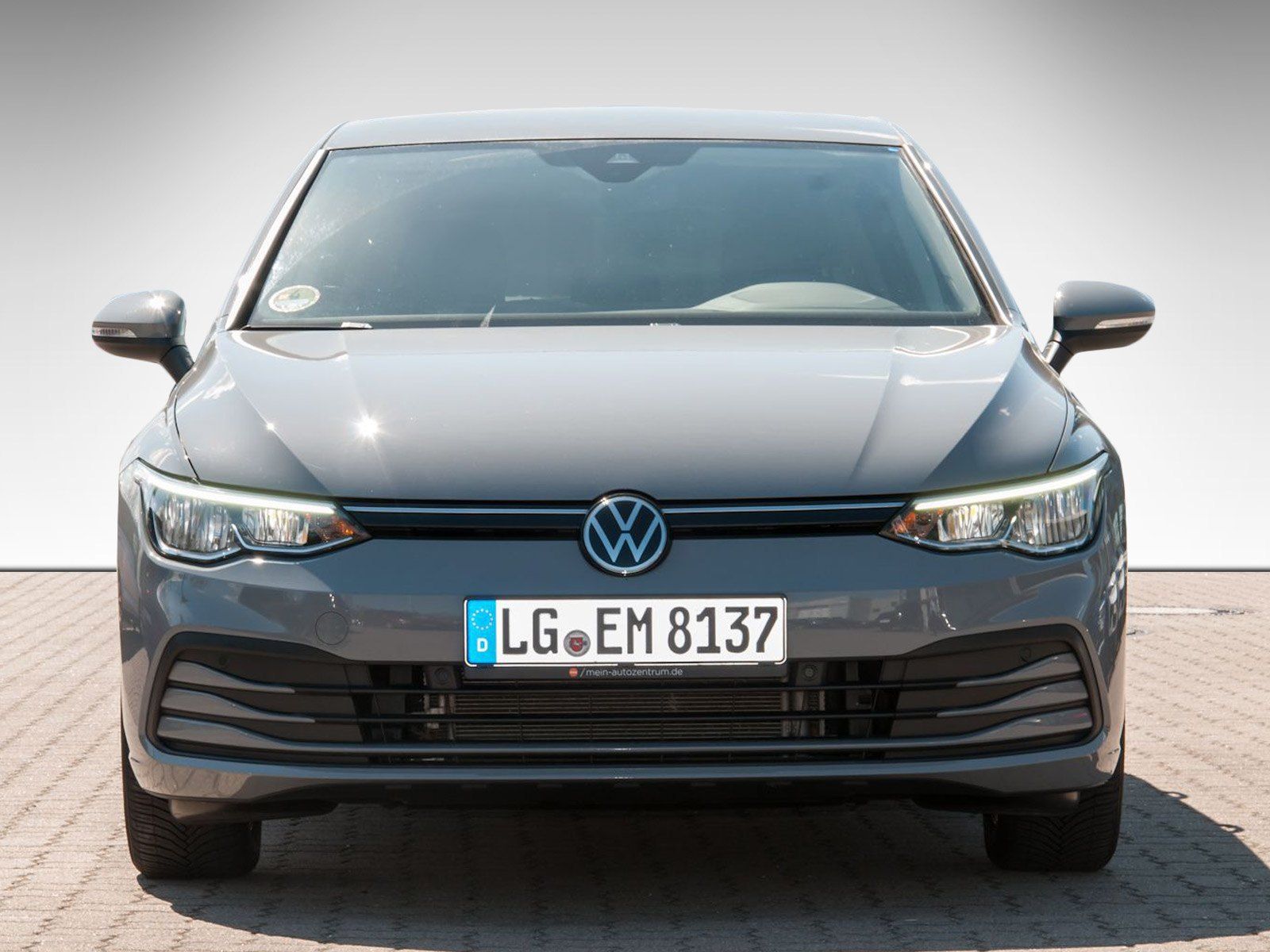 Fahrzeugabbildung Volkswagen Golf VIII 1.0 TSI Life Alu LED Sitzh. ACC PDC