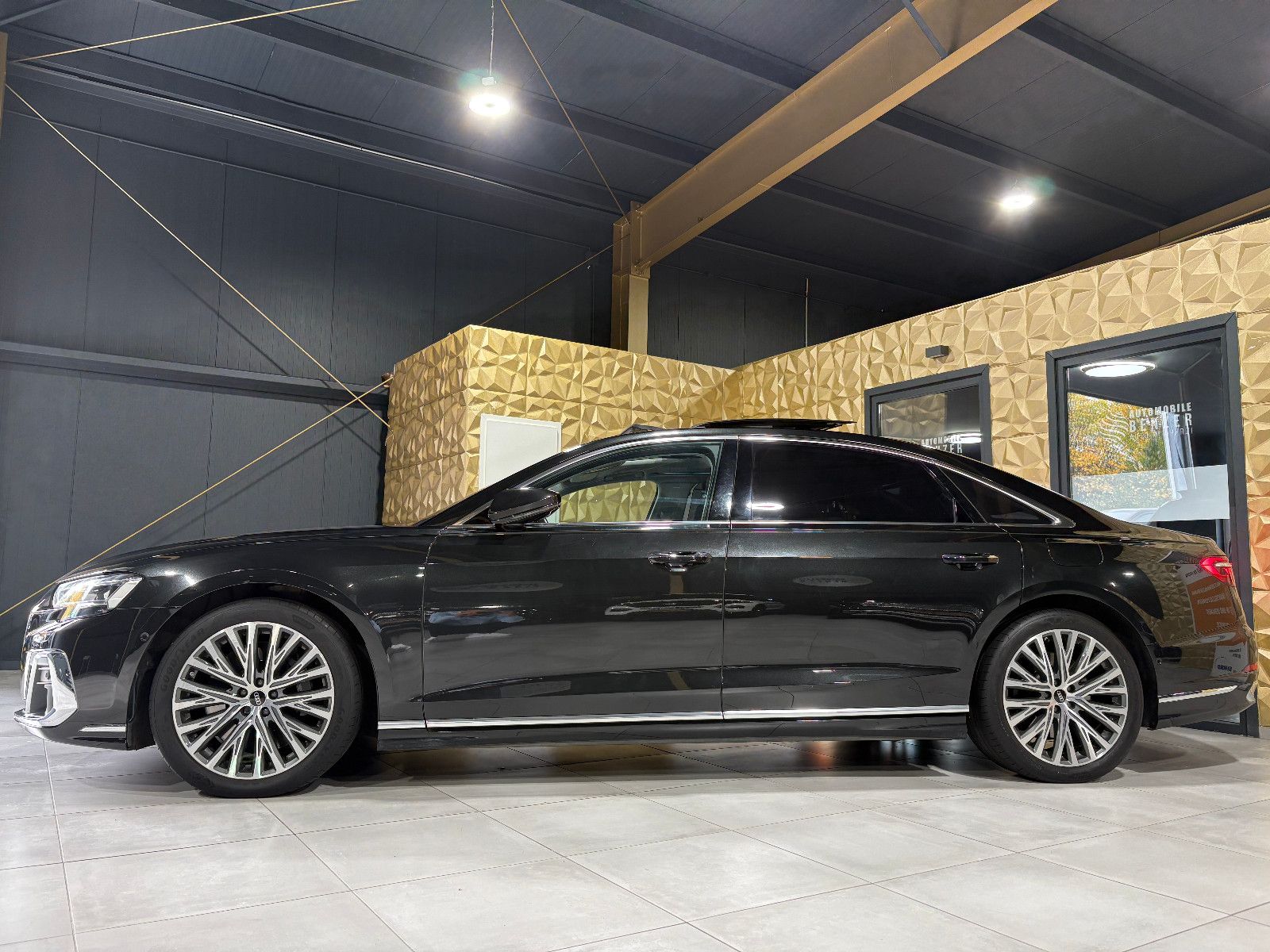 Fahrzeugabbildung Audi A8 60 TFSI e L quattro/Chauffeur-Paket/Fond-TV/