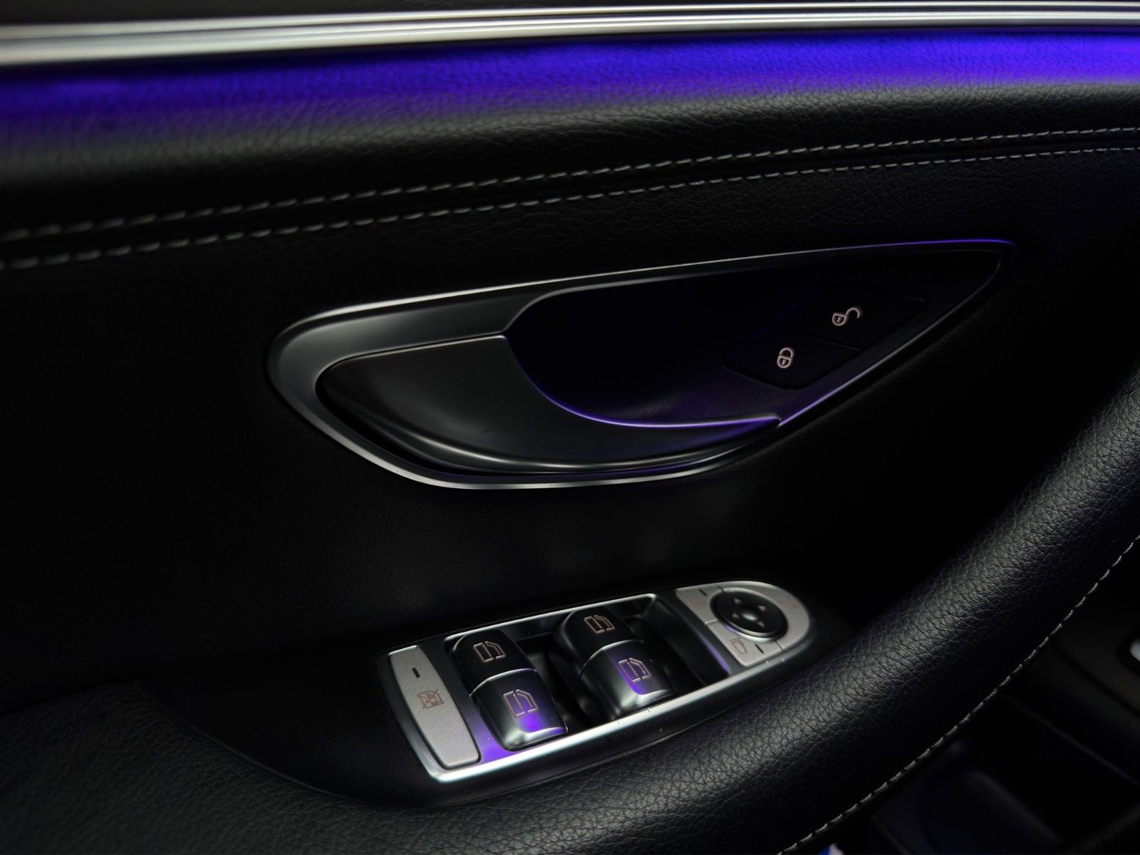 Fahrzeugabbildung Mercedes-Benz E 300de  AMG-Line/MBeam/Burmester/S-Dach