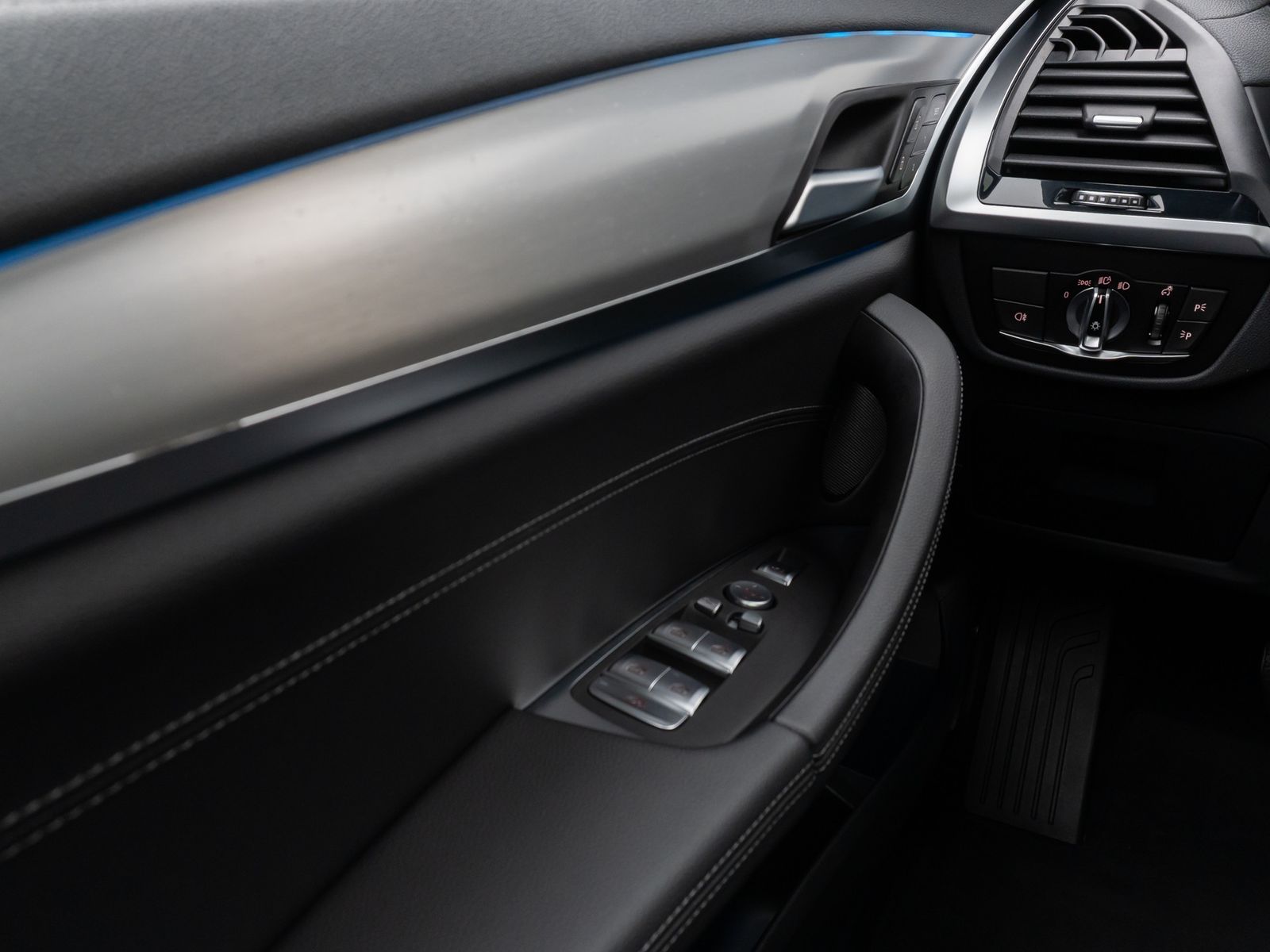 Fahrzeugabbildung BMW iX3 Impressive Panorama 360°HUD DAB H/K AHK Komf