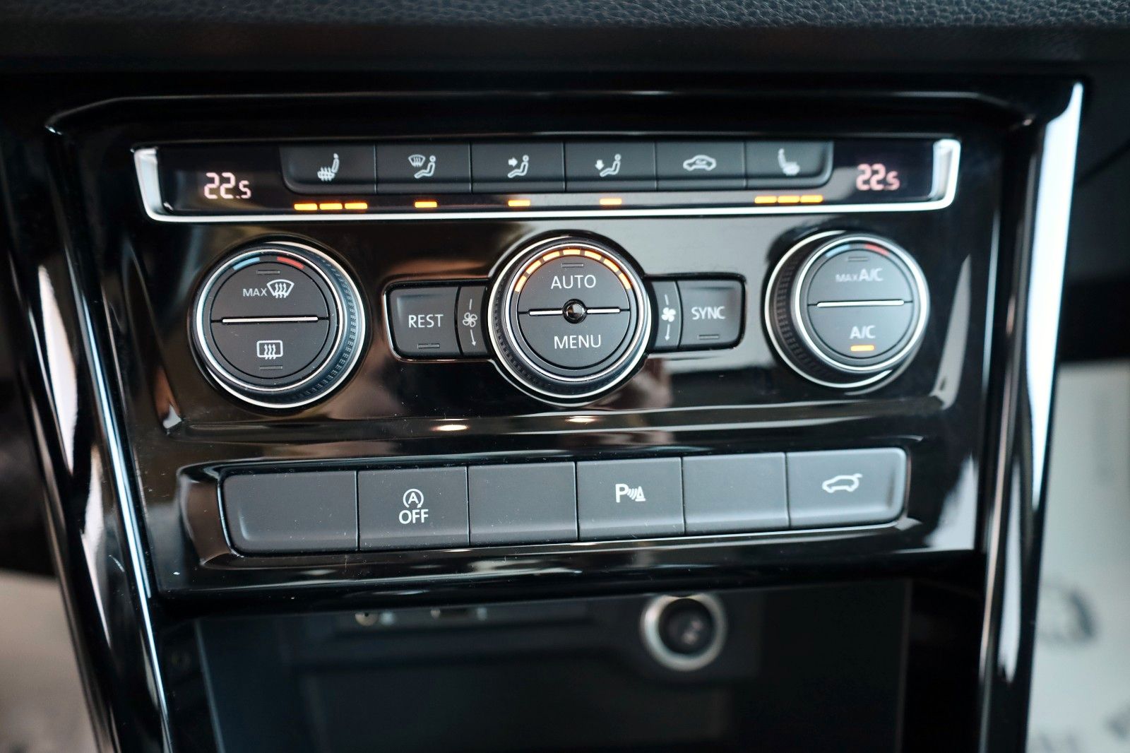 Fahrzeugabbildung Volkswagen Touran R Line Alcantara,Navi,LED,Panorama,Kamera