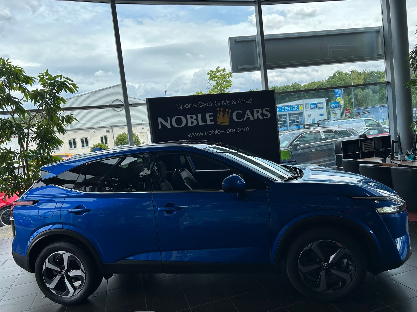 Fahrzeugabbildung Nissan Qashqai Premiere Edition PANO HUD 360° LED NAV