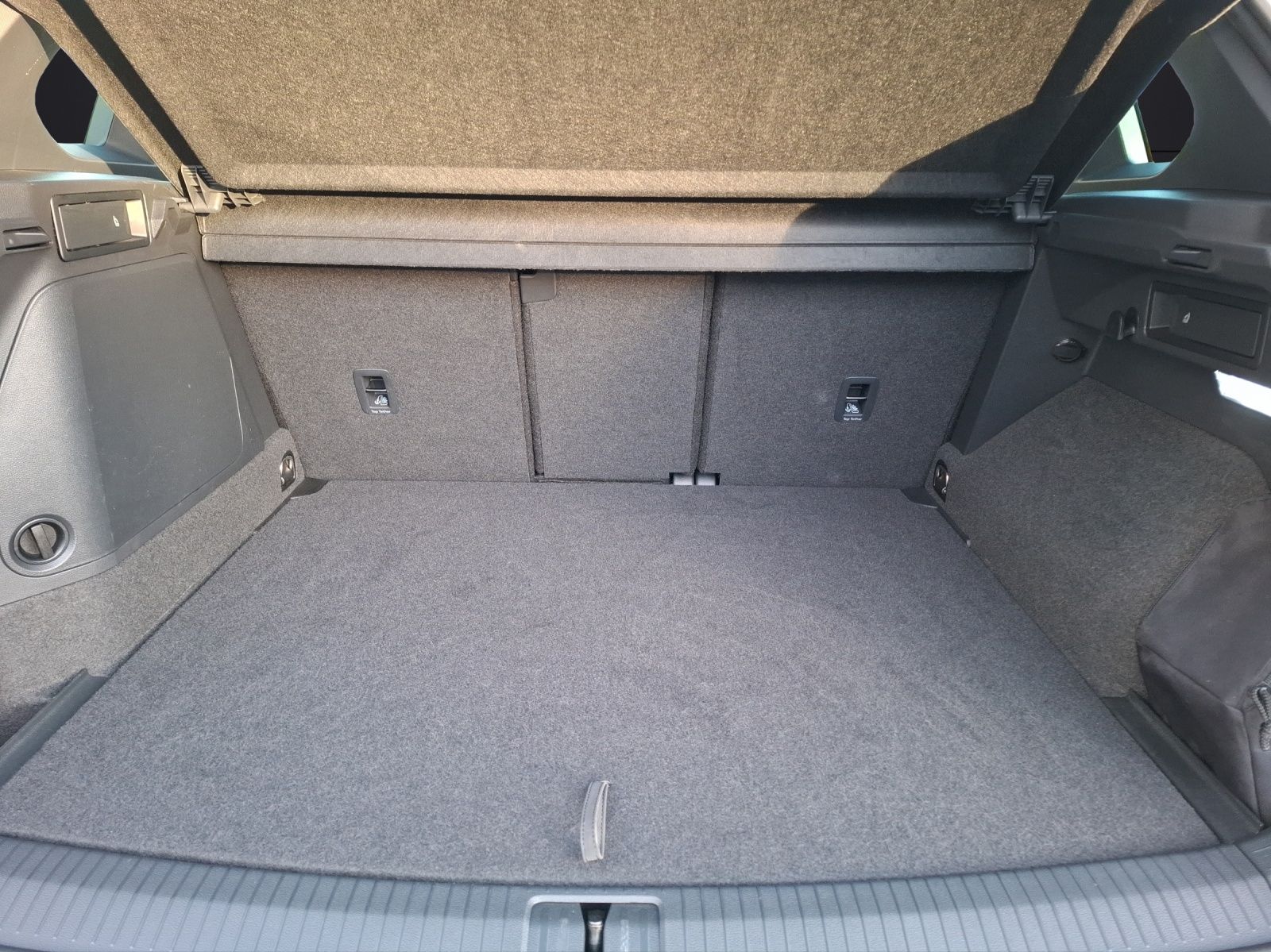 Fahrzeugabbildung Volkswagen Tiguan eHybrid R-Line DSG Matrix AHK Navi Pano A