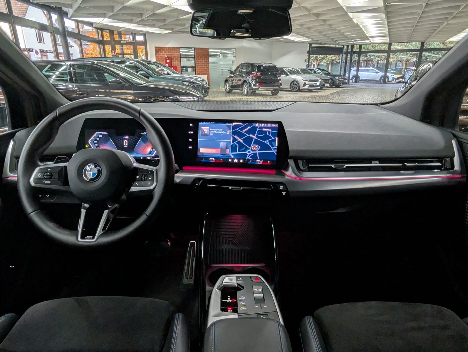 Fahrzeugabbildung BMW 218 Active Tourer  M Sport SHADOW PANO AHK LEDER