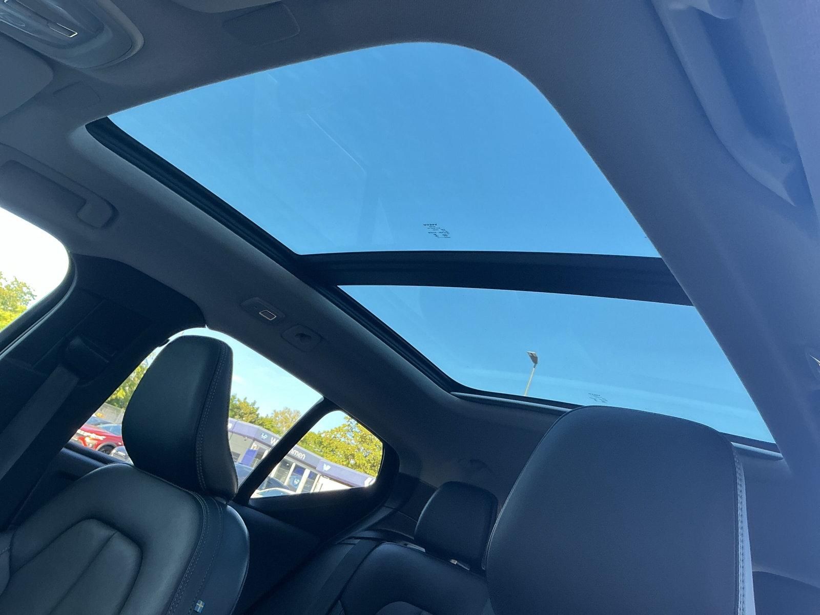 Volvo XC40 B3 DKG Dark LED PANO H&K Apple&Andro RFK foto 16