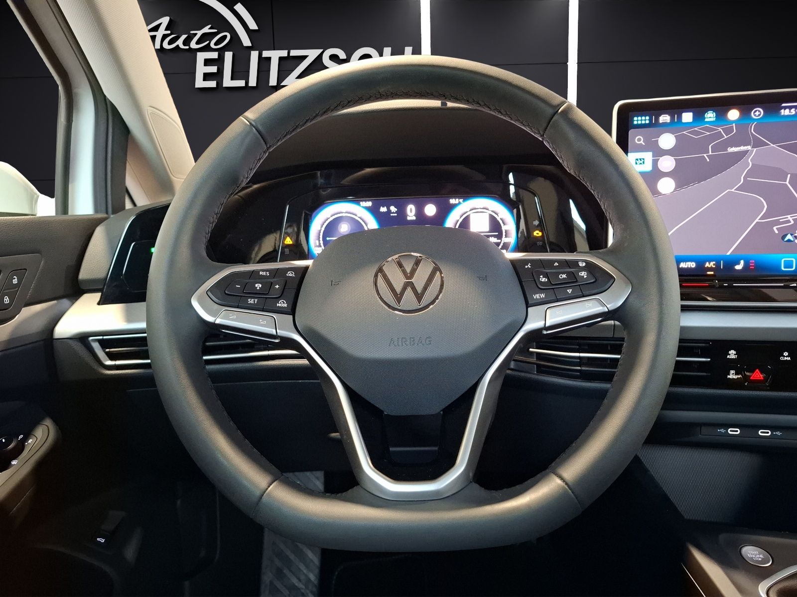 Fahrzeugabbildung Volkswagen Golf VIII Variant TSI Life Standhzg. LED Navi HU