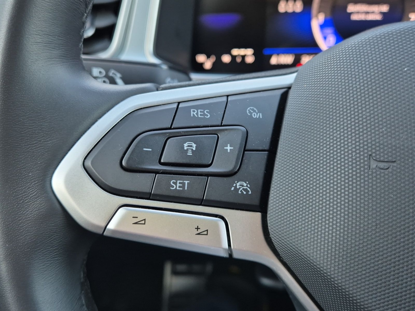 Fahrzeugabbildung Volkswagen T-Roc TSI Goal LED Navi AID ACC Park-Assist SH 1