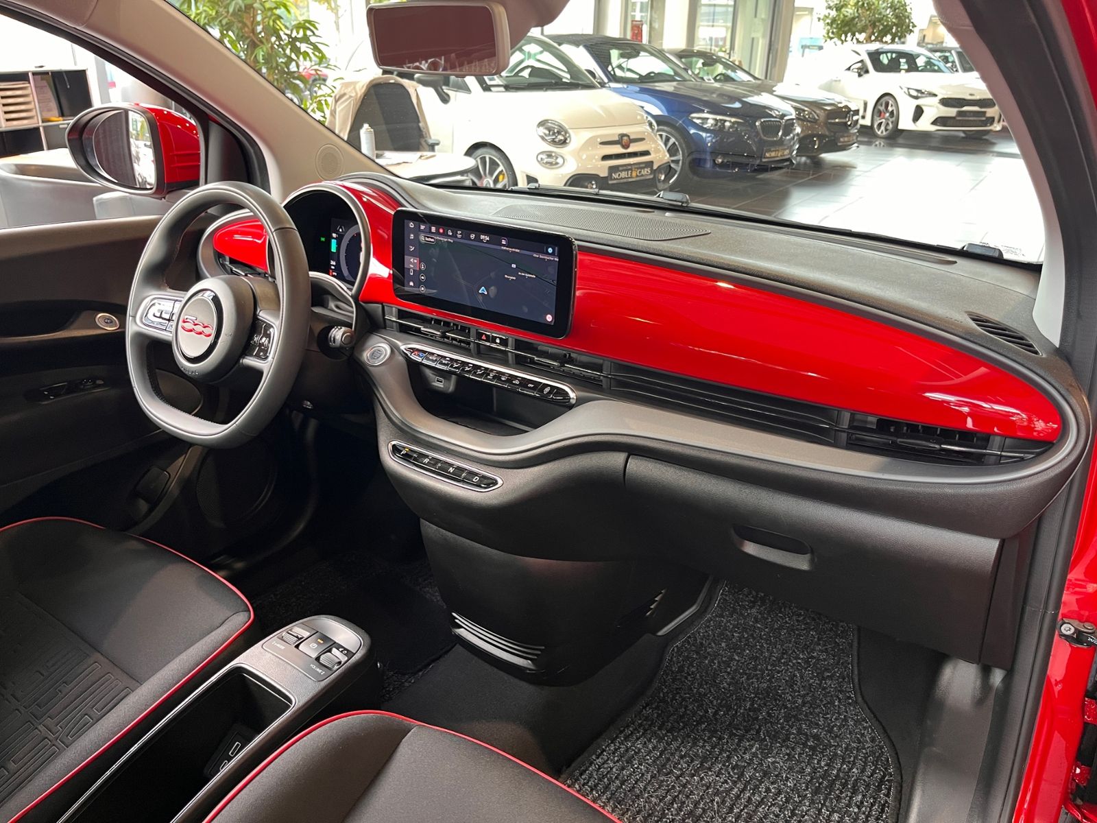 Fahrzeugabbildung Fiat 500e  42 kWh Akku Red NAVI KLIMA