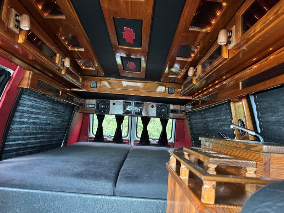 Fahrzeugabbildung Chevrolet Chevy Van G20 5.7 V8 Tiara komplett gemacht