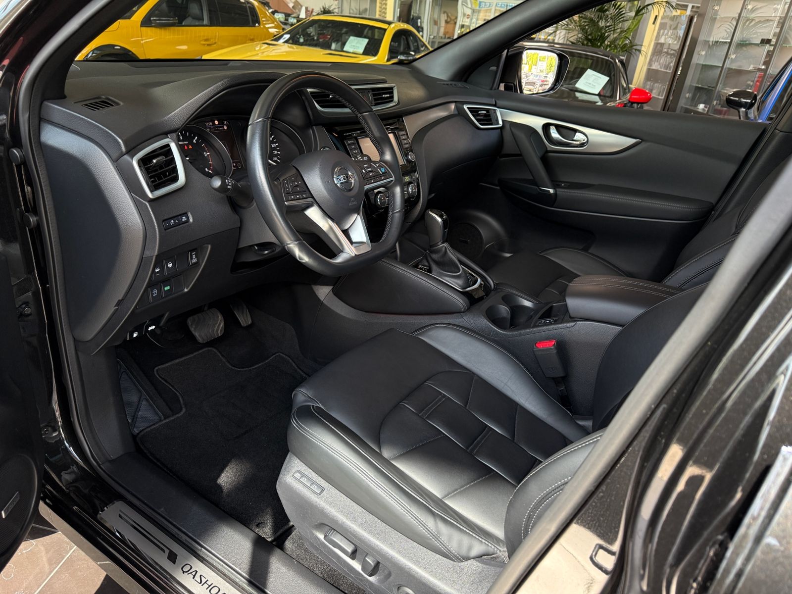 Fahrzeugabbildung Nissan Qashqai Tekna+ 4x4 PANO RFK ACC NAVI