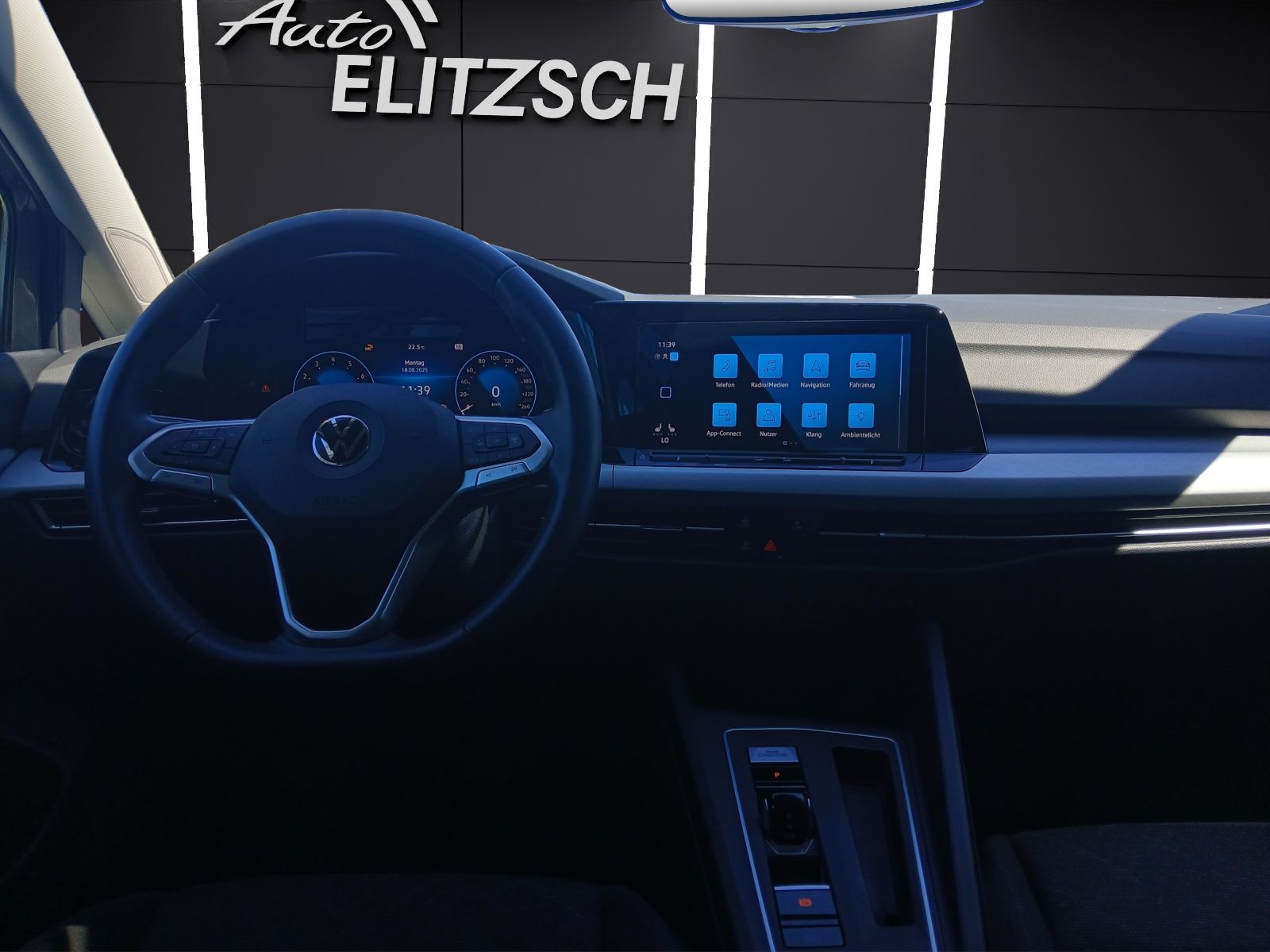 Fahrzeugabbildung Volkswagen Golf VIII eTSI Life DSG LED Navi AID ACC PDC SH