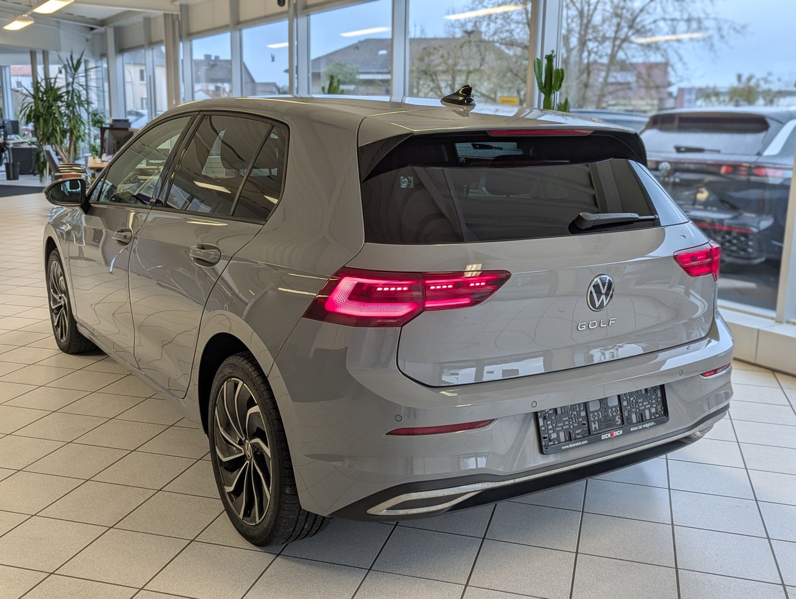 Fahrzeugabbildung Volkswagen Golf 1.5 TSI Matrix Kamera ACC Connect Plus