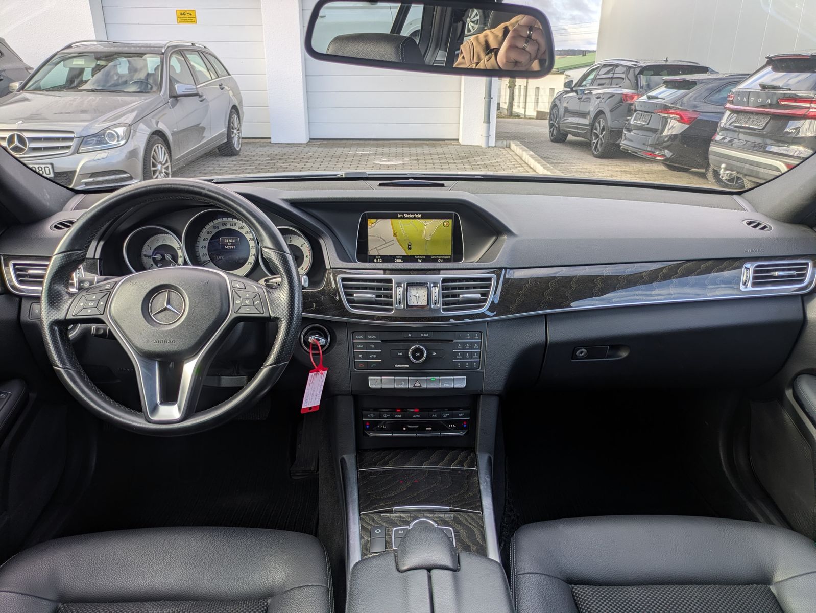 Fahrzeugabbildung Mercedes-Benz E 220 Avantgarde LED*AHK*KAMERA*TEMP*NAVI*SHZ