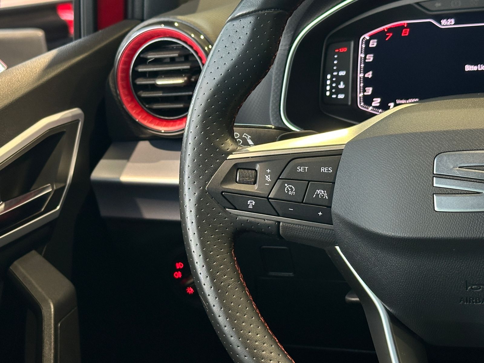 Fahrzeugabbildung SEAT ARONA 1.5 TSI FR AHK ACC LED NAV SHZ
