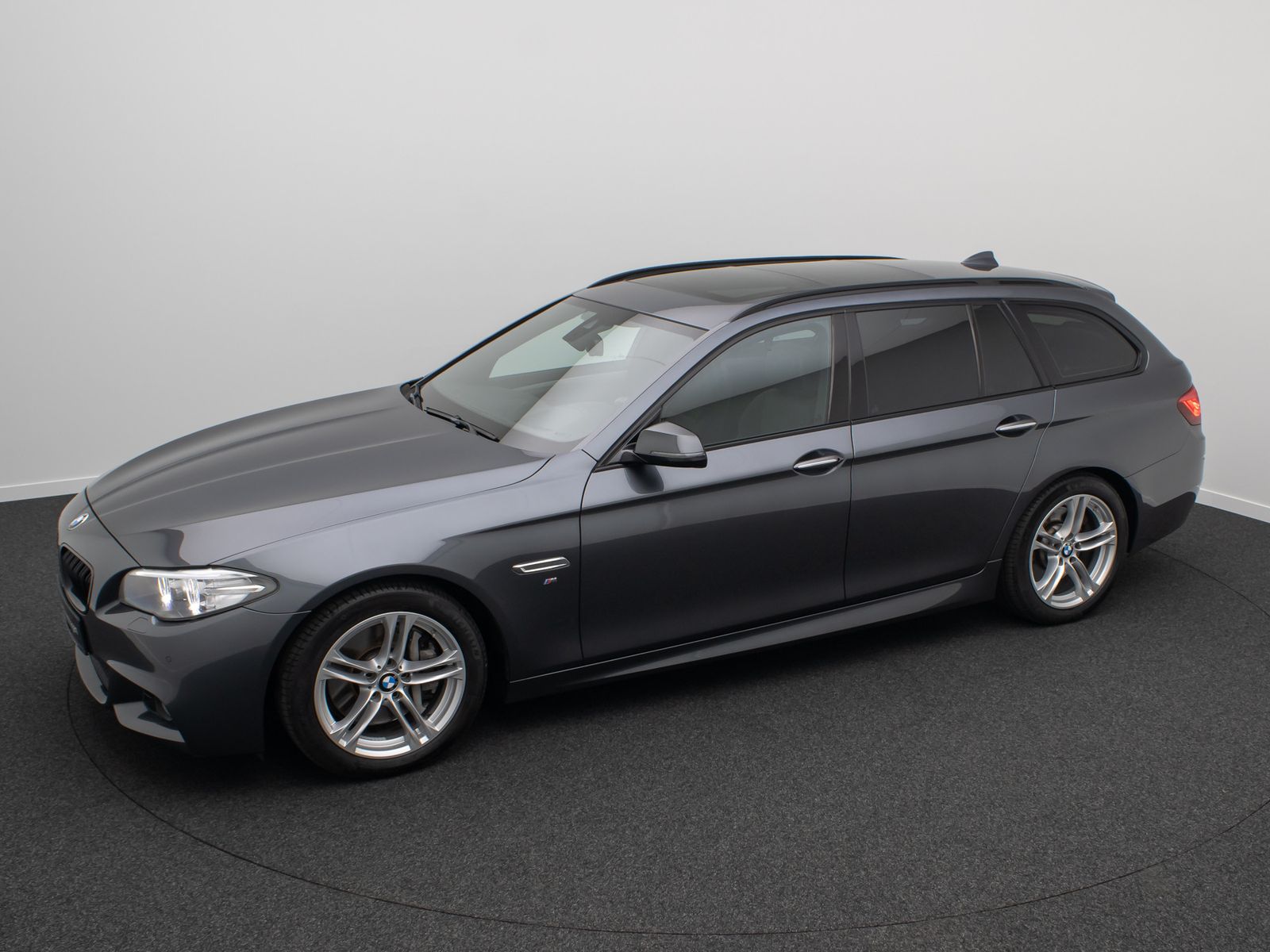 Fahrzeugabbildung BMW 530d M Sport Kamera H/K Alarm HUD Panorama AHK