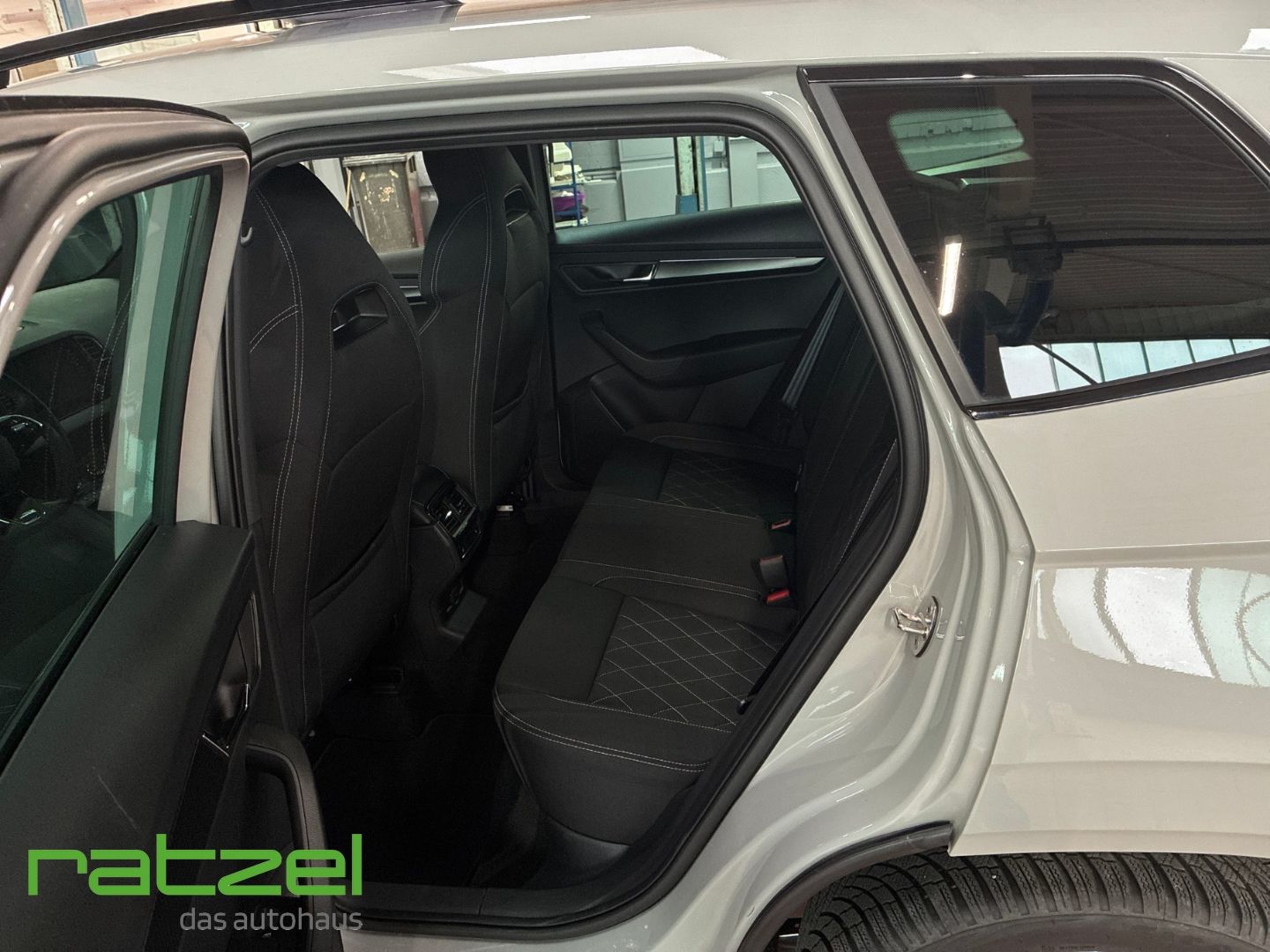 Fahrzeugabbildung SKODA Karoq 4x4 Sportline 2.0 AHK Navi LED Kamera ACC