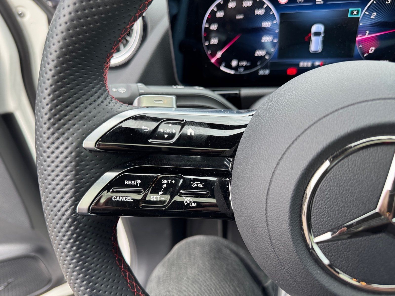 Fahrzeugabbildung Mercedes-Benz GLA 200 AMG Prem Plus*Pano*HUD*Multibeam*Totwink