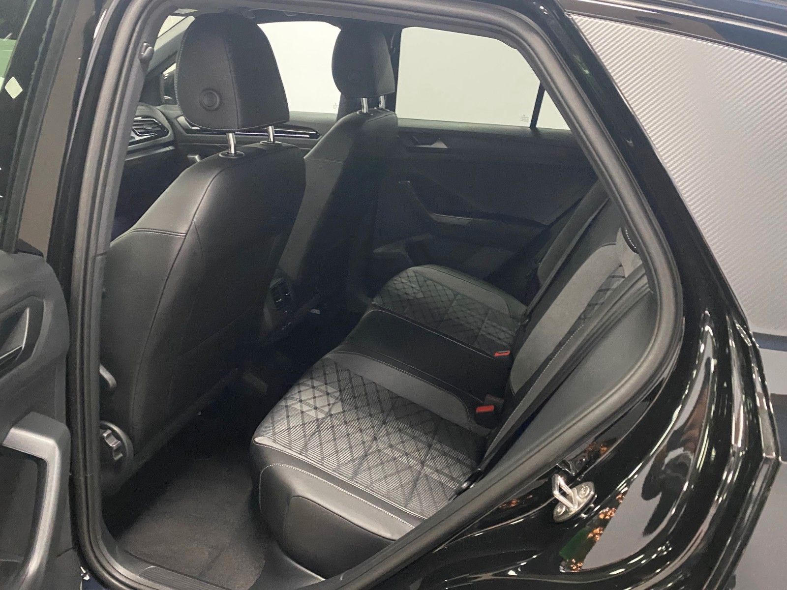 Fahrzeugabbildung Volkswagen T-Roc 2.0 TSI DSG 4MOTION R-Line+AHK+Black Style