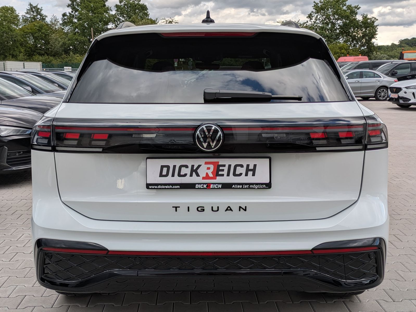 Fahrzeugabbildung Volkswagen Tiguan 2.0 TDI 4M R-Line PANO*H&K*AHK*MATRIX*20"