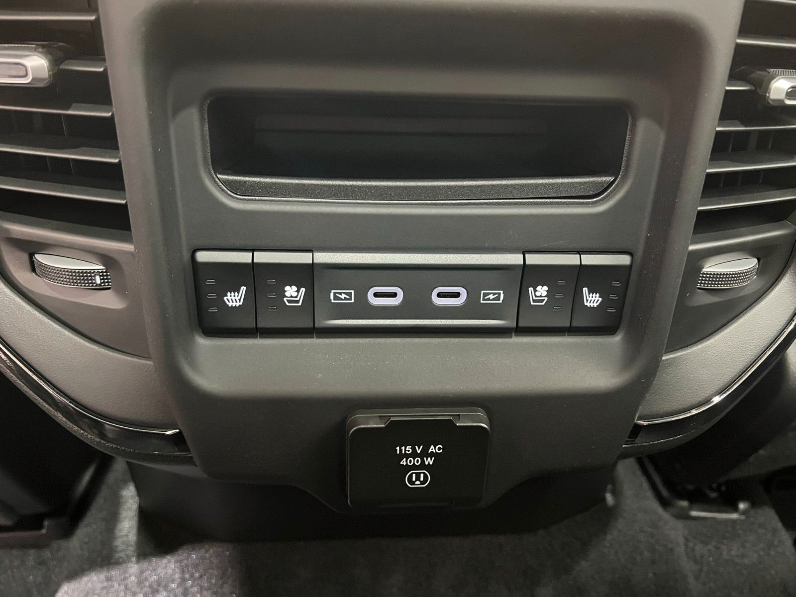 Fahrzeugabbildung Dodge RAM 1500 Limited Night  5,7L V8 HEMI / MFT
