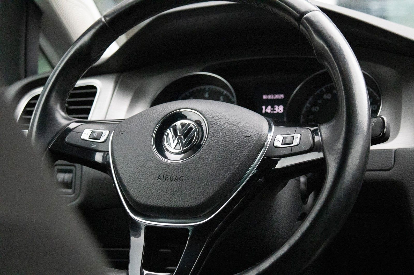 Fahrzeugabbildung Volkswagen Golf VII Lim. 1.2 TSI BMT Comfortline Navi Sitzh