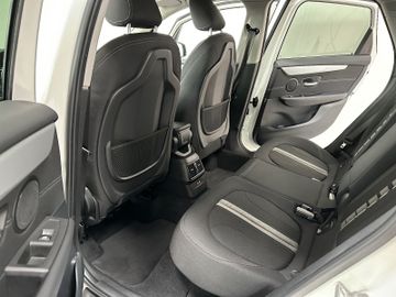 Fahrzeugabbildung BMW 218d Navi Parkassistent HiFi LM Sportsitze LED