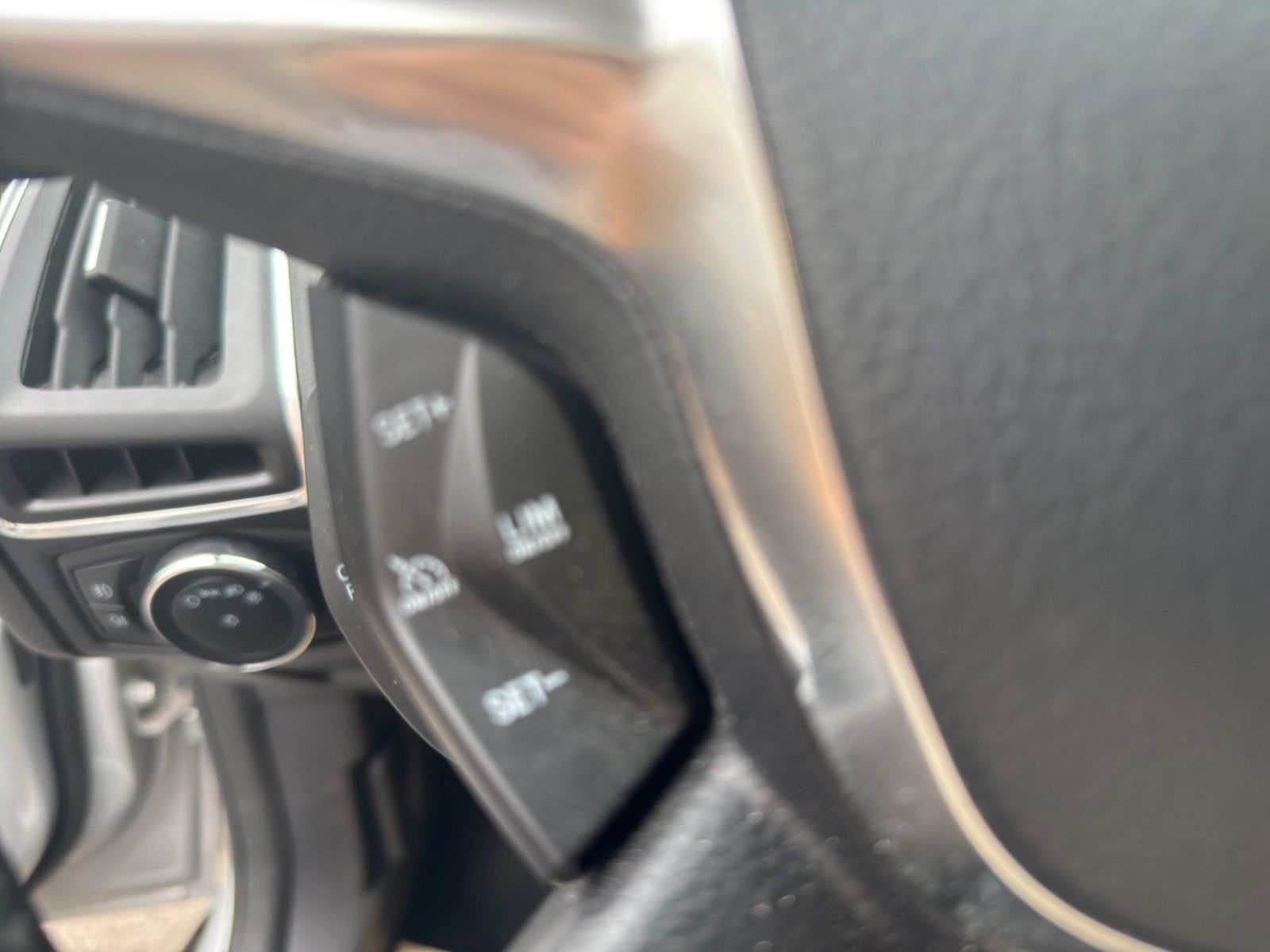 Fahrzeugabbildung Ford Focus Lim. Titanium Automatik/1HAND