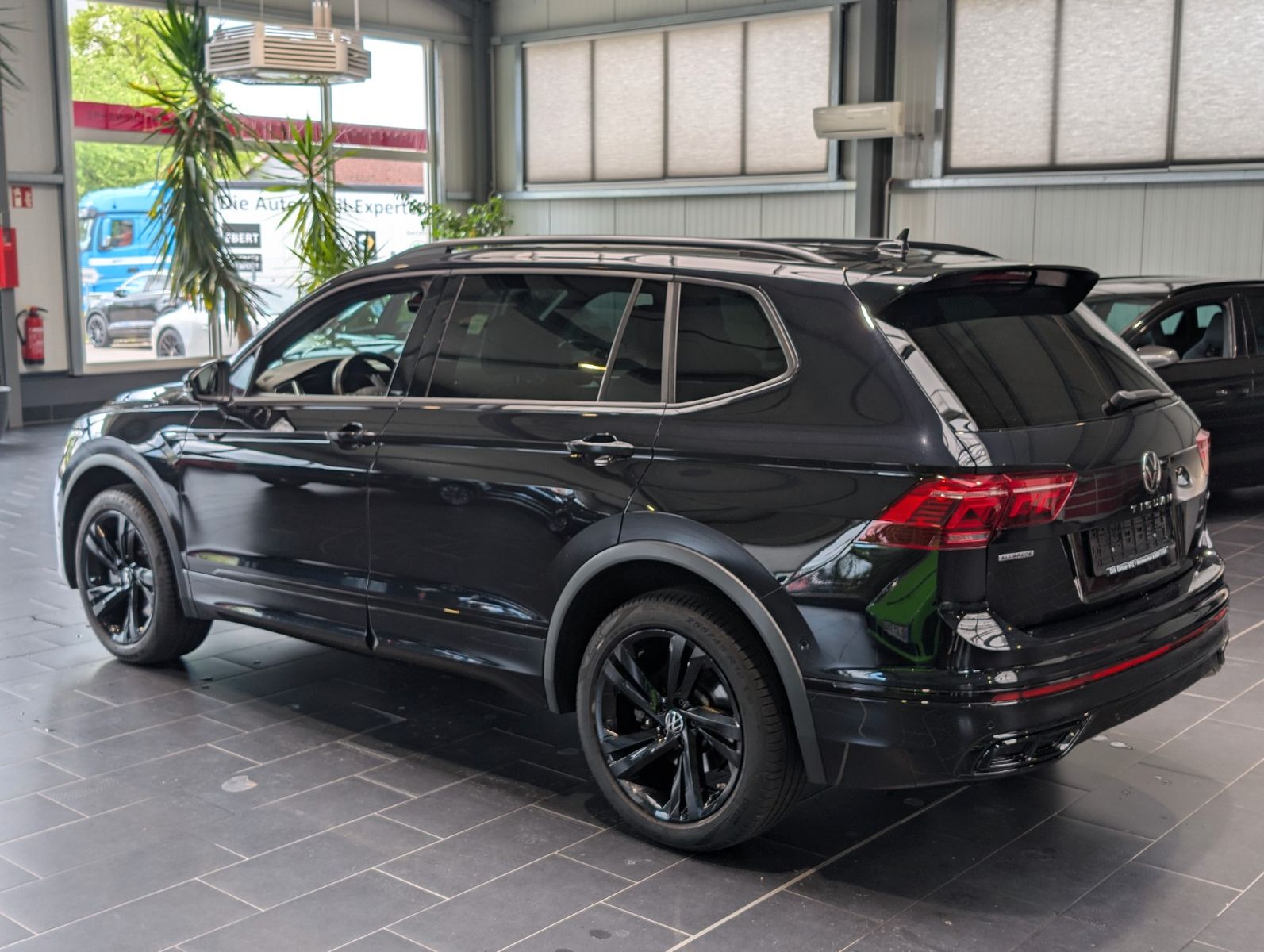 Volkswagen Tiguan Allspace 2.0 TSI 4Moti DSG R-Line 7-Sitz foto 2