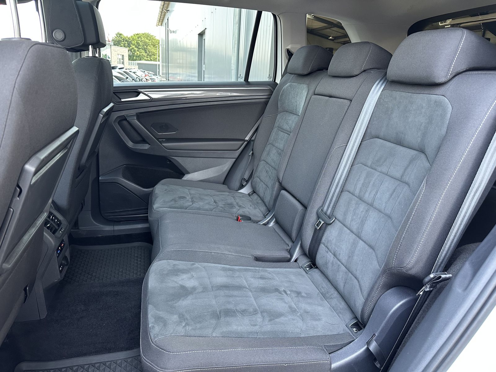 Fahrzeugabbildung Volkswagen Tiguan Allspace 2.0 TDI HL 4M NAV+LED+AHK+PANORA