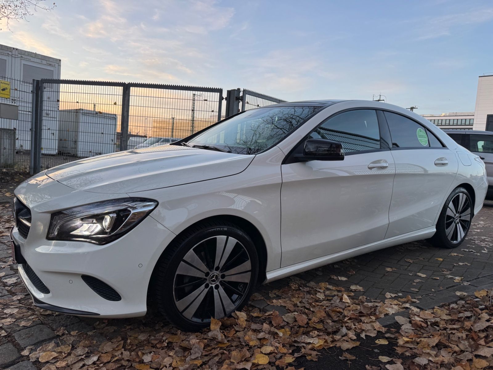 Fahrzeugabbildung Mercedes-Benz CLA 180*PANO*LED*CARPLAY*CAM*NAVI
