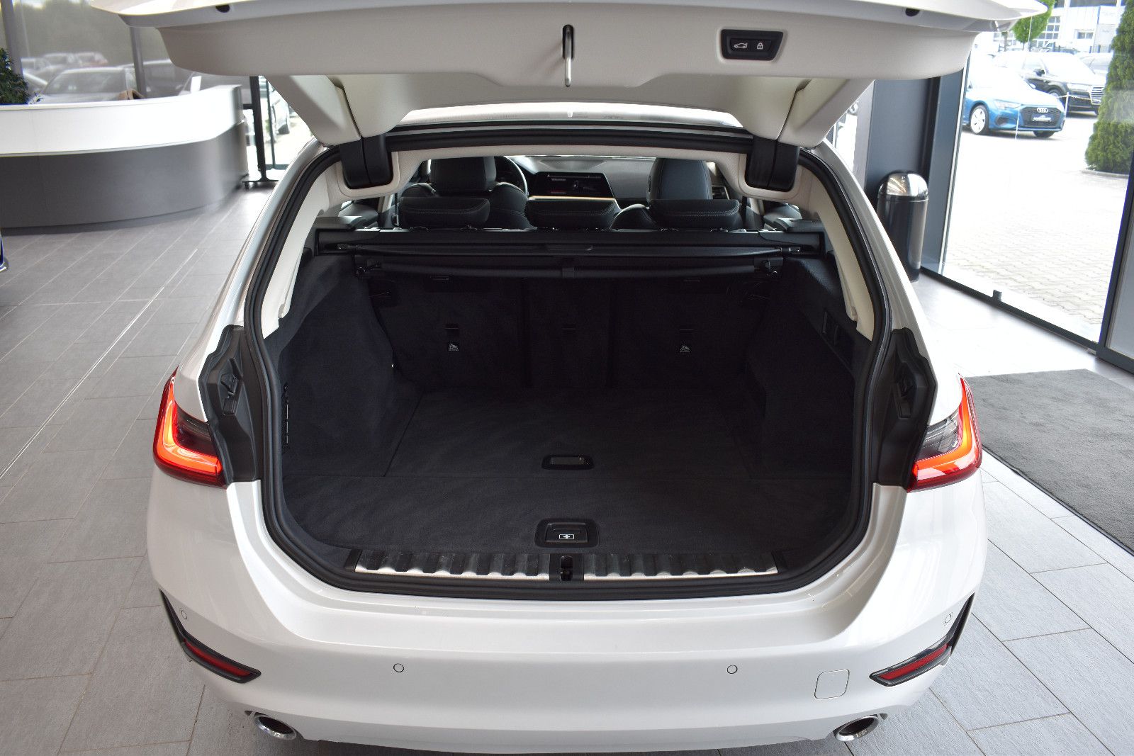 BMW 320d Touring Advantage Aut. LED~RFKam~ACC~LiveCo foto 12