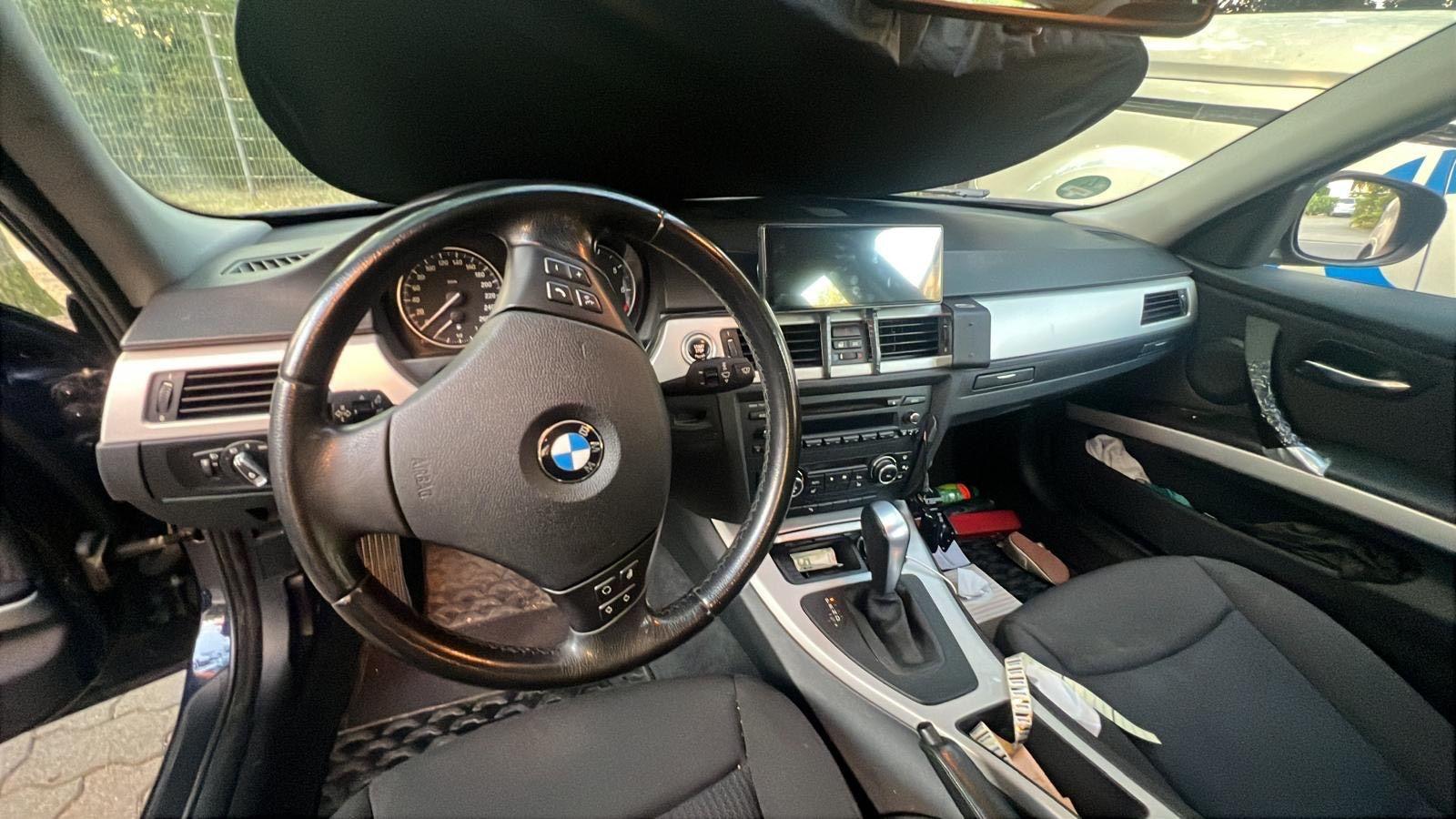 BMW 318 2009 — photo 14