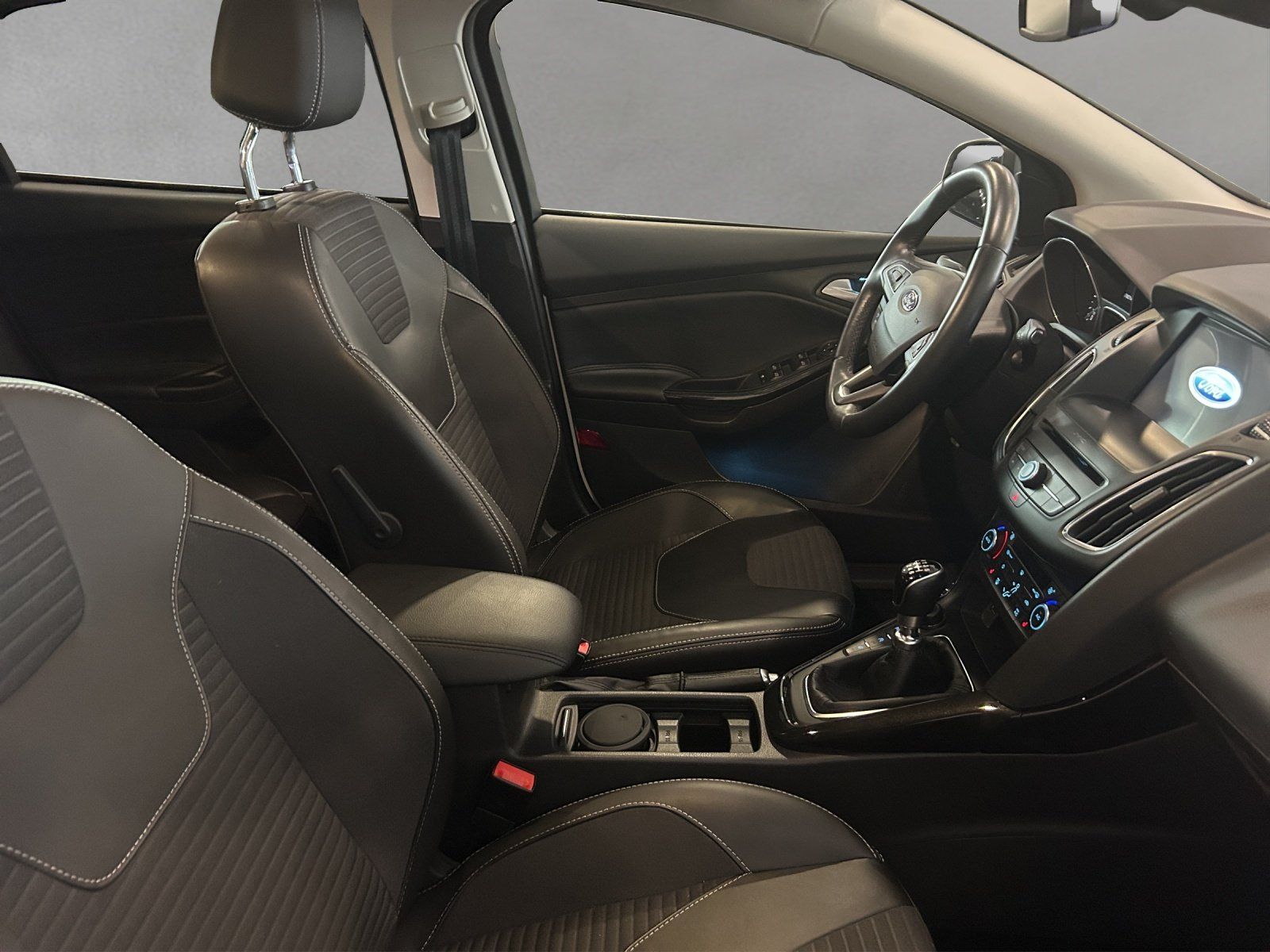 Fahrzeugabbildung Ford Focus Titanium 1,5 TDCi Lim 5-Tg/AHK