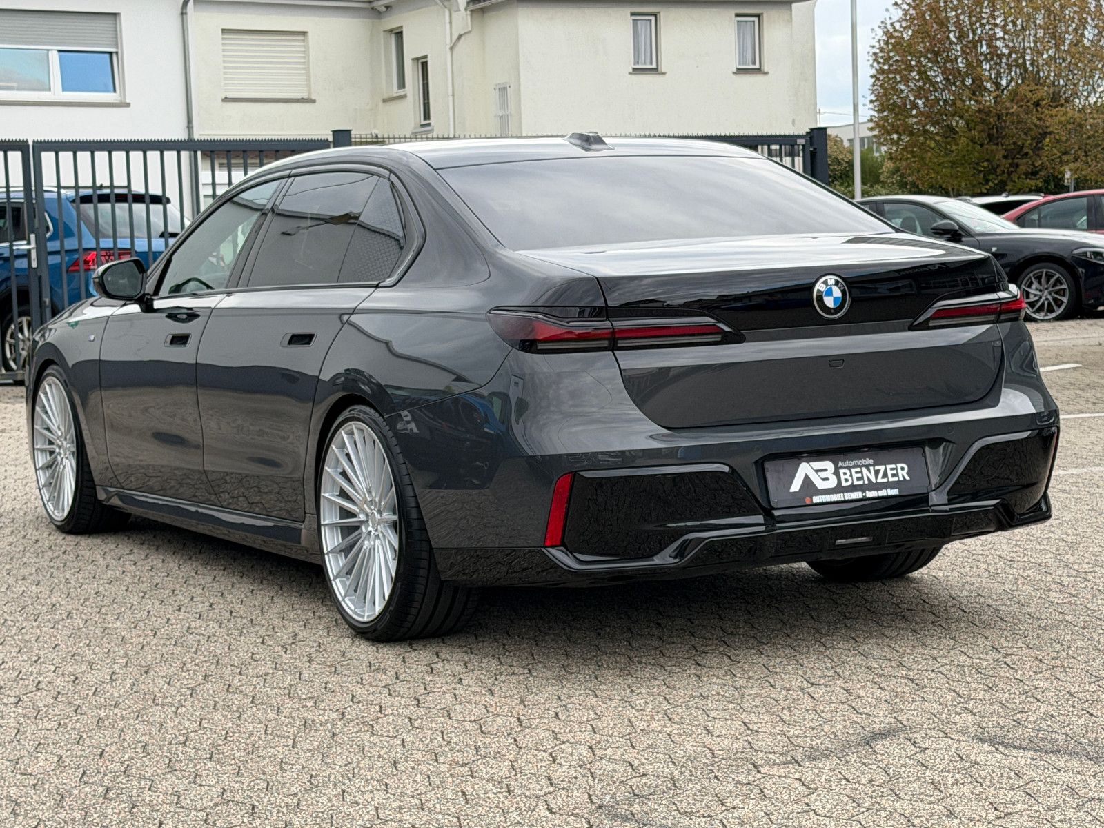 Fahrzeugabbildung BMW 740 d xDrive M Sport/CINEMA-TV/SKY LOUNGE/ICONIC