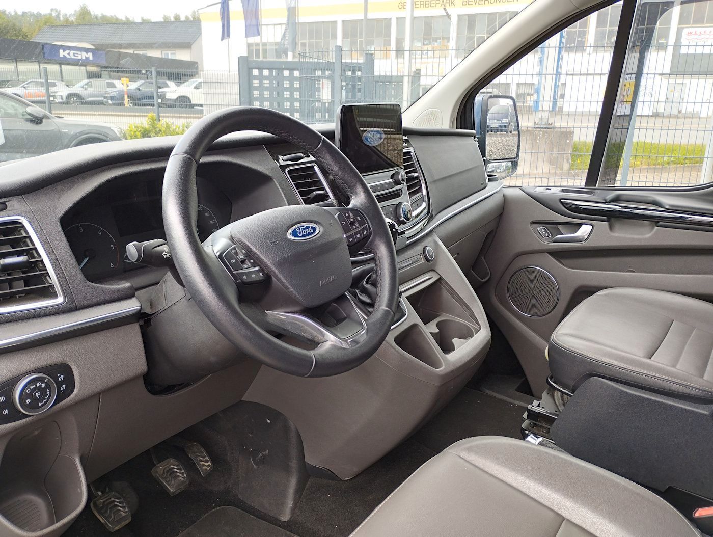 Fahrzeugabbildung Ford Tourneo Custom 2.0 Titanium L2 Standhz AHK 8Sitz