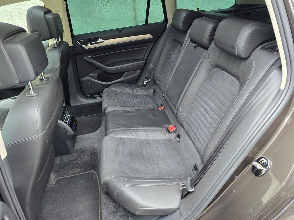 VW Passat Variant R-Line 2.0TDI 150PS DSG Pano DAB VW Passat Variant R-Line 2.0TDI 150PS DSG Pano DAB