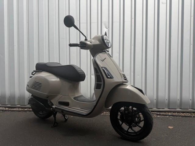 Vespa GTS 300 E5 beige / schwarz Umbau 13 Zoll