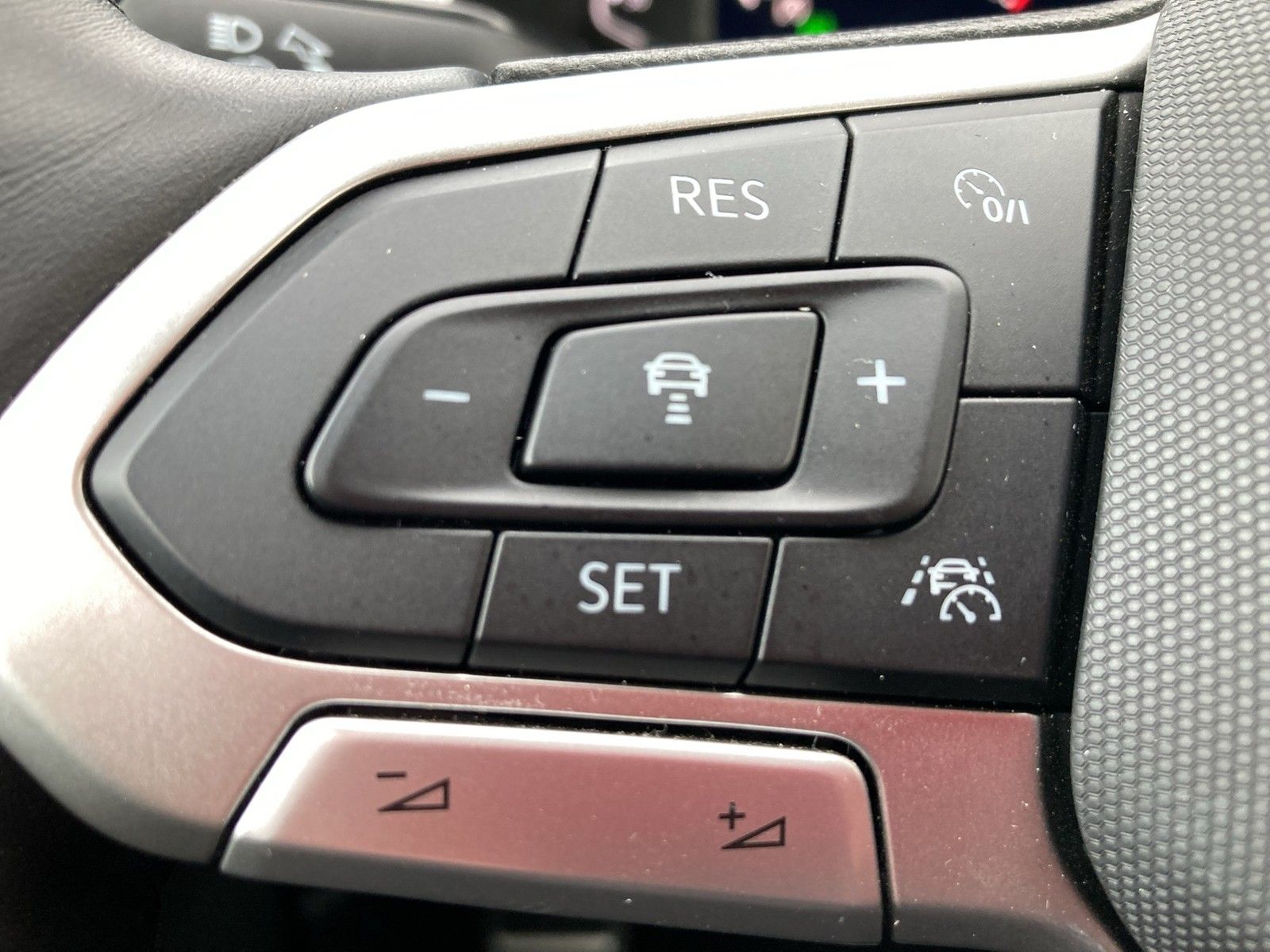 Fahrzeugabbildung Volkswagen T-Roc TSI Goal DSG LEDplus Navi AID ACC SHZ Park