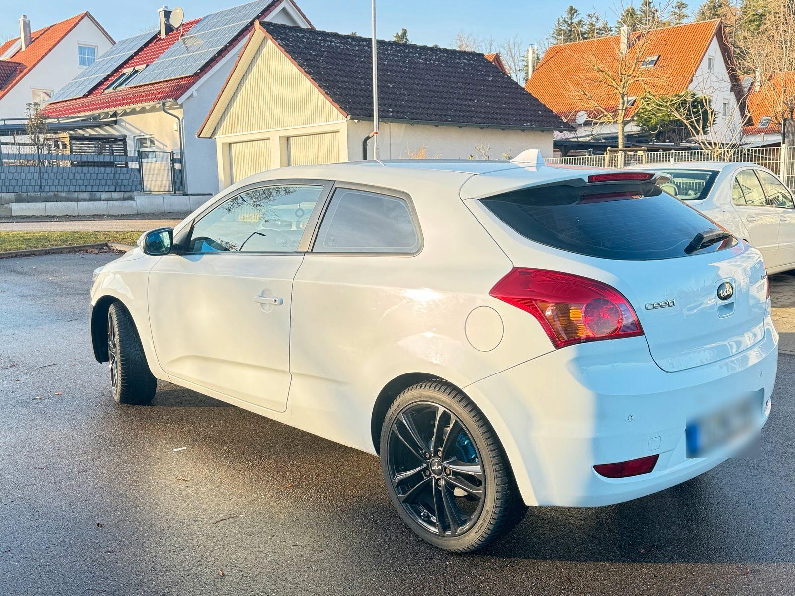 Kia cee'd 2012 — вигляд ззаду