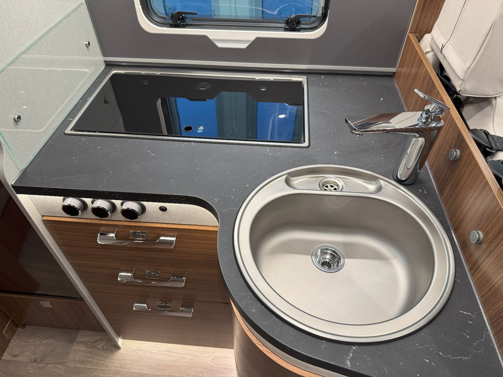 Fahrzeugabbildung HYMER / ERIBA / HYMERCAR B-Klasse MC-I White Line 600 - Vollausstattung!