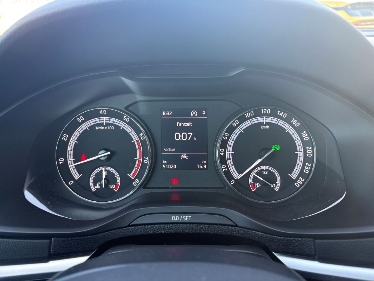 Fahrzeugabbildung SKODA Karoq Clever AHK BeheizbareWSS KLIMA ElekHeckkla
