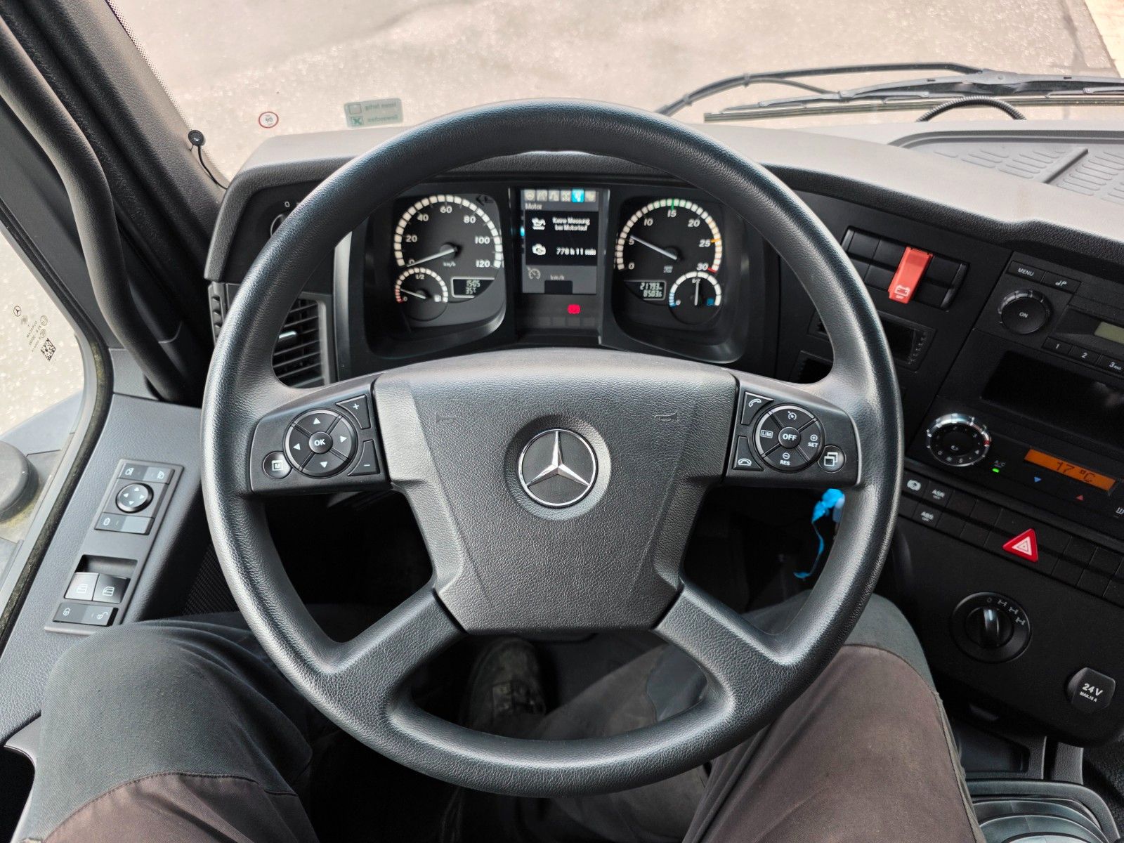 Fahrzeugabbildung Mercedes-Benz Arocs 1827 A 4x4 LBW Tür+Treppe Schalter 2 Stück