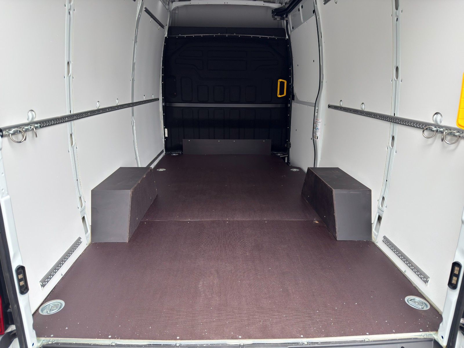 Fahrzeugabbildung Iveco Daily 35S14 V ASC Kastenwagen