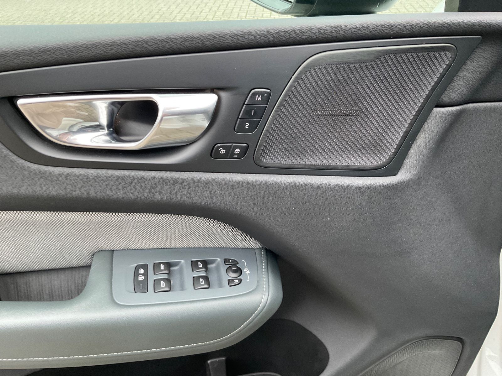 Fahrzeugabbildung Volvo XC 60 XC60 R Design AWD,AHK,Kamera,Pano,LED