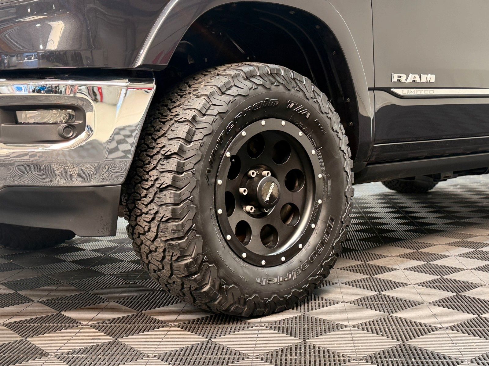 Fahrzeugabbildung Dodge Limited / CREW CAB / 4x4 / Harman Kardon / 360°
