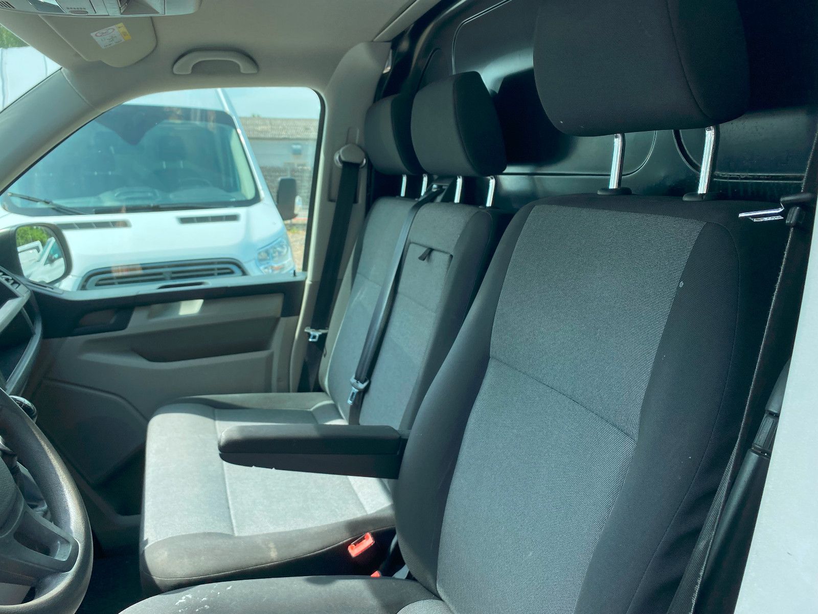 Fahrzeugabbildung Volkswagen T6TransporterKasten lang,AHK,REGALE,StH,67781Km