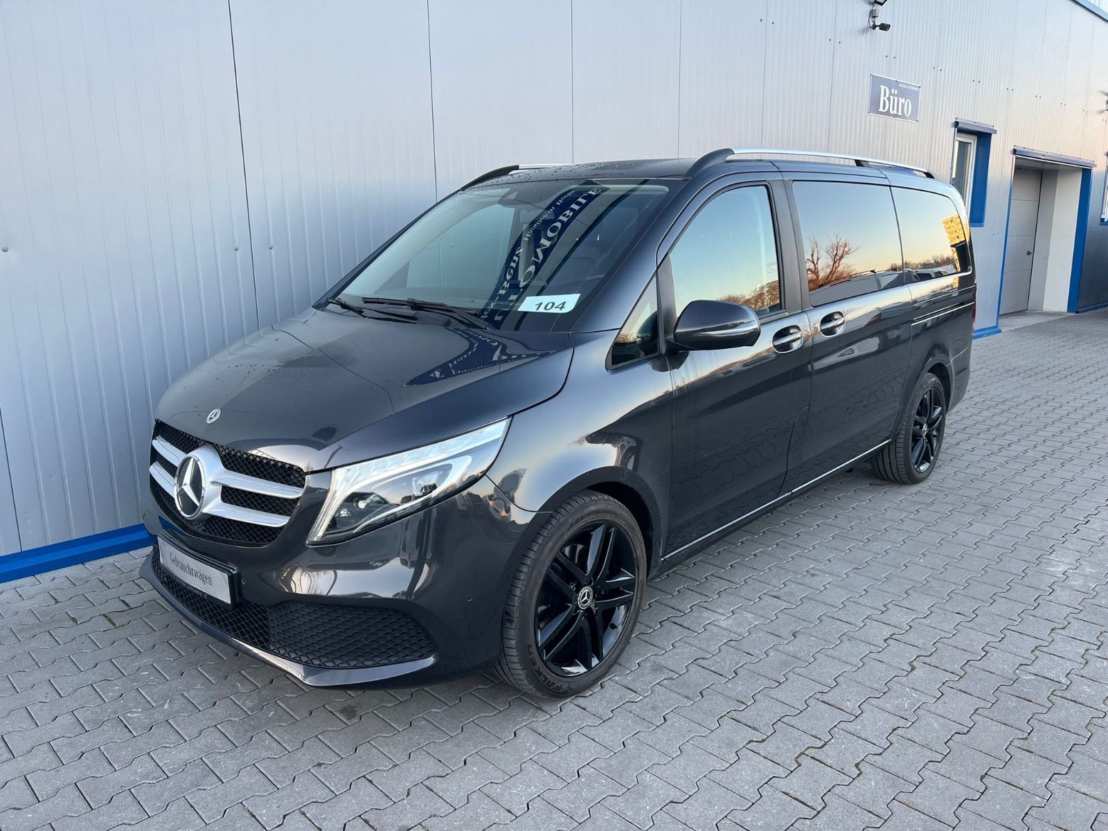 MERCEDES-BENZ V 300 LANG AIRMATIC PANO LIEGEPAKET EL.TÜREN AHK