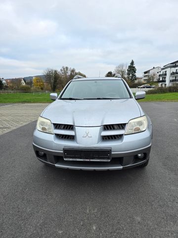 Mitsubishi Outlander 2.4 / 4x4 Allrad / Kl...