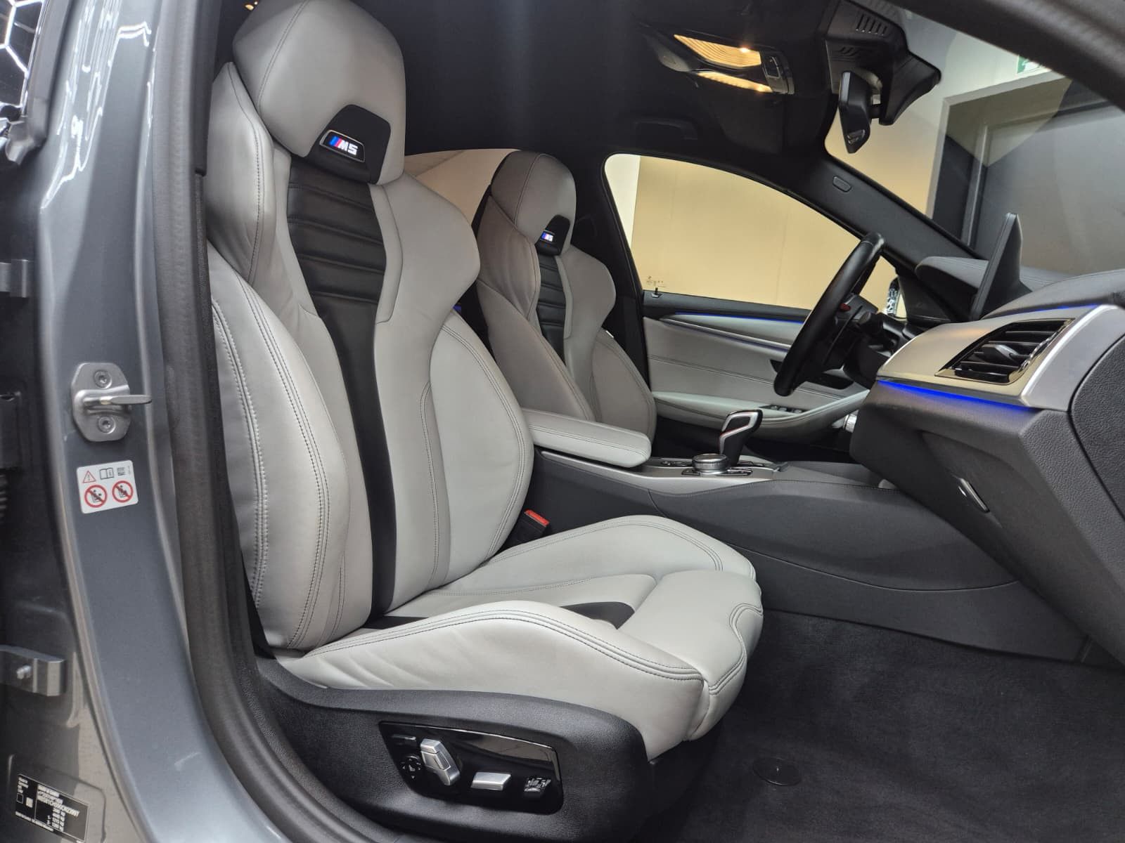 Fahrzeugabbildung BMW M5 Lim. >CARBON+SOFT+LED+HEAD+H&K+MEMO+ACC+360°+